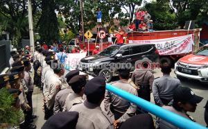 Beberapa Mobil Berstiker Paslon, Para Kontraktor Dukung Anna-Wawan?